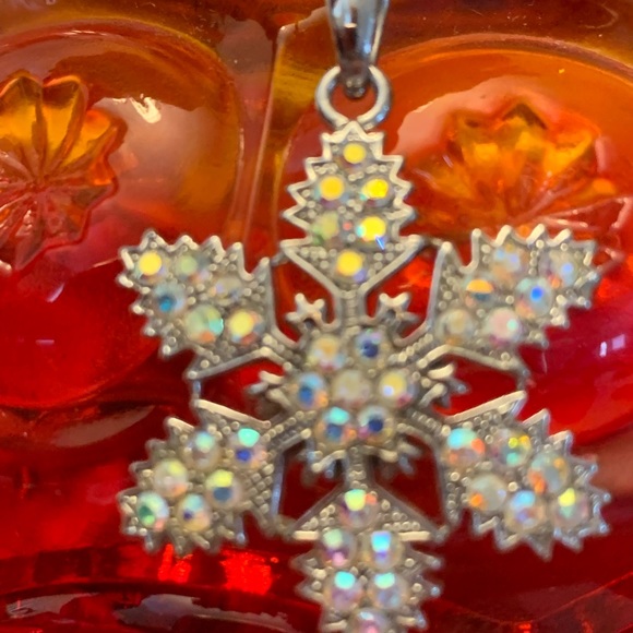 Sparkly Snowflake Pendant - Picture 4 of 5